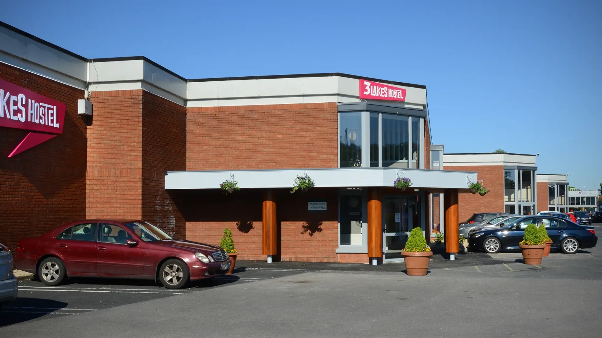 3 Lakes Hostel Exterior